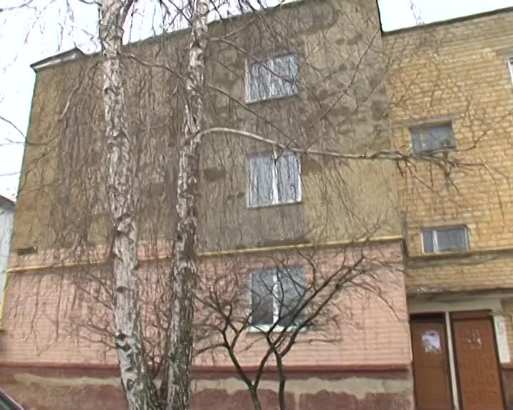 Жильцы уже 20 лет борются с протекающей крышей