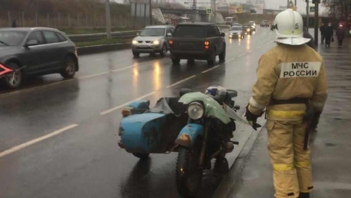 Мотоциклист на «Урале» зацепил «Рендж-Ровер» на окраине Орла