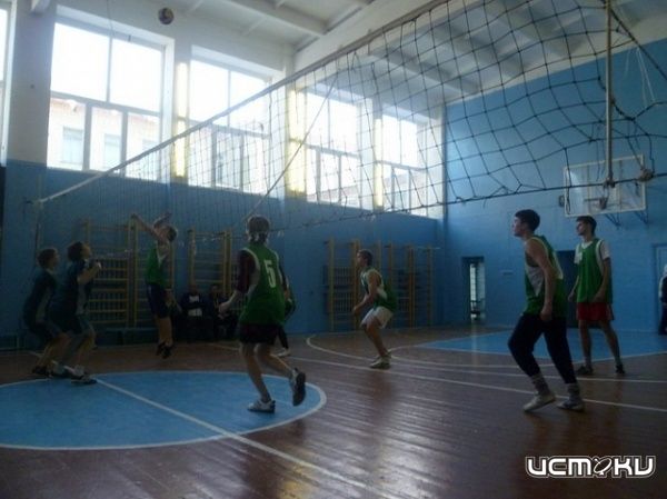 Мужчины вступили в борьбу за волейбольный трофей Мужчины вступили в борьбу за волейбольный трофей