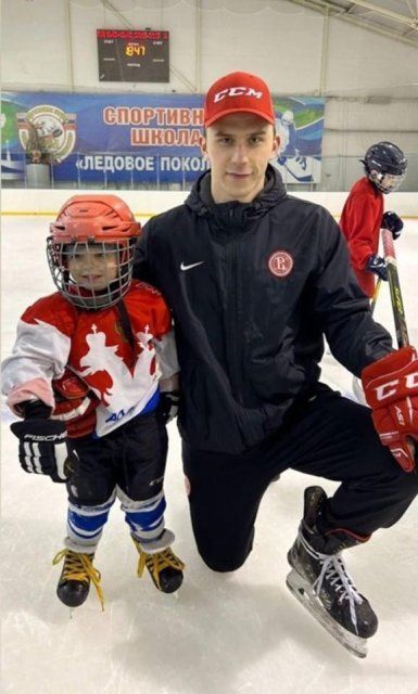 К юным Орловским хоккеистам приезжал Никита Гончаров