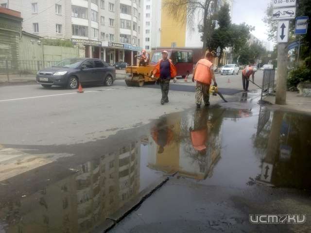 «По красоте делаем»: подрядчики в Орле торопятся и укладывают асфальт в лужи «По красоте делаем»: подрядчики в Орле торопятся и укладывают асфальт в лужи