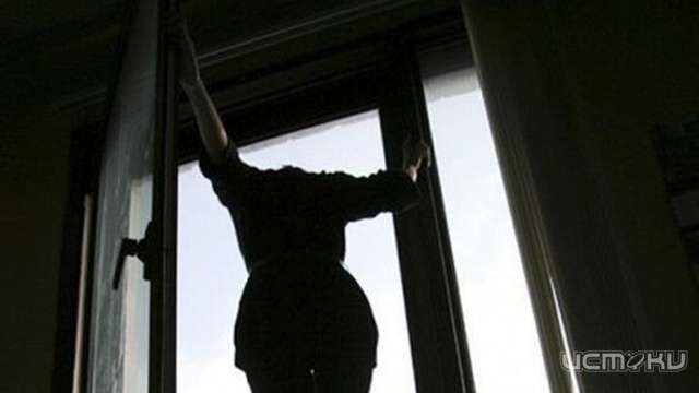 В Орле второклассница прыгнула из окна после того, как ее закрыли в спортзале В Орле второклассница прыгнула из окна после того, как ее закрыли в спортзале