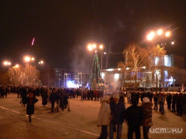 Город продолжают украшать Город продолжают украшать