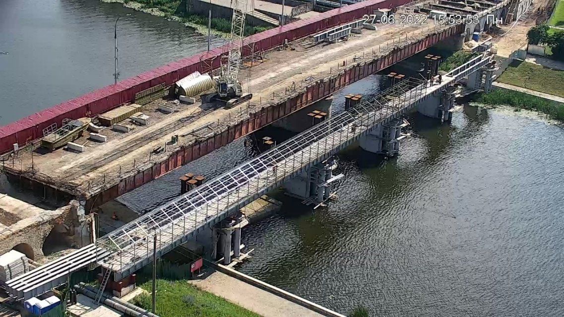 Последний пролёт пешеходной части Красного моста обещают смонтировать до конца недели