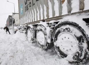 Орловские спасатели вытащили две застрявшие в снегу фуры 