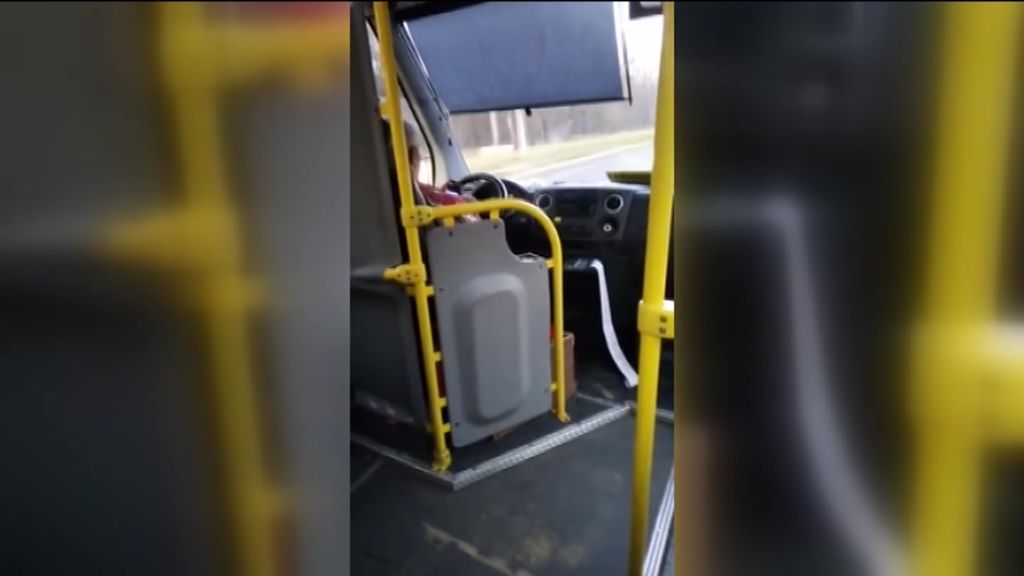 В Орле на видео попал водитель, управлявший маршруткой без рук