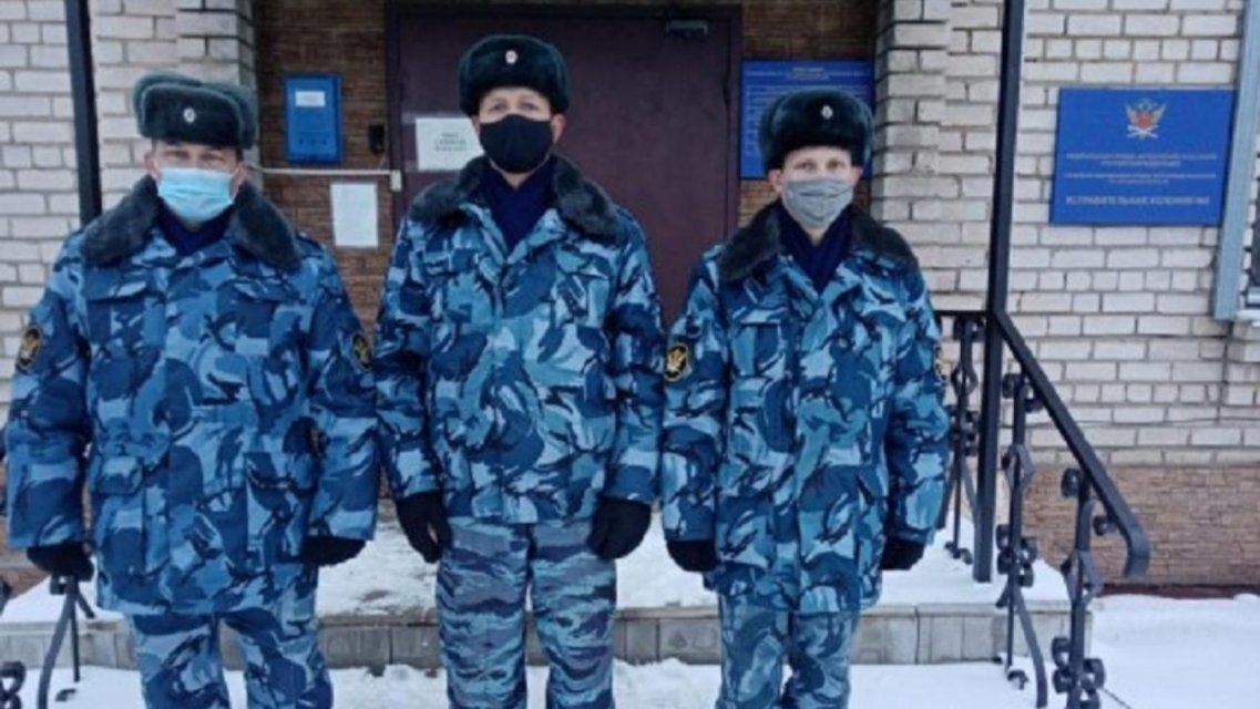 На Орловщине не без героев: сотрудники колонии вытащили жильцов из горевшего дома