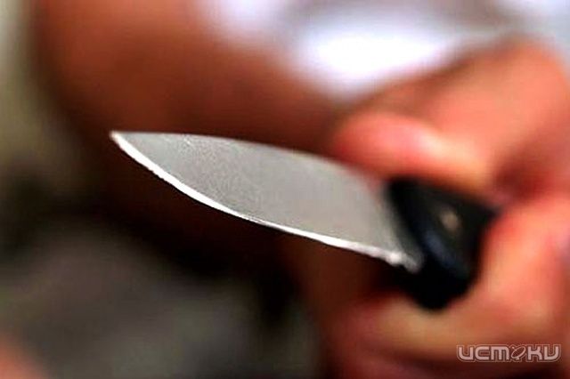 В Орле покупатель магазина с ножом напал на охранника В Орле покупатель магазина с ножом напал на охранника