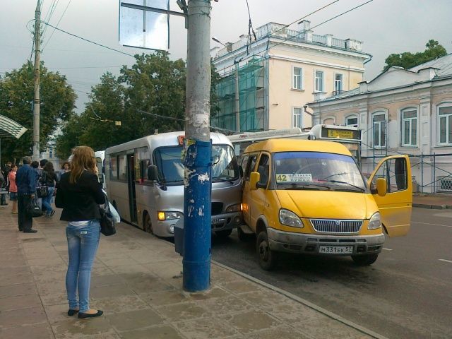 Две маршрутки не поделили дорогу на Посадской Две маршрутки не поделили дорогу на Посадской