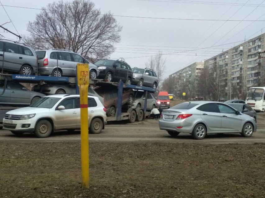 Фура с машинами на прицепе застряла на трамвайных путях в Заводском районе Орла