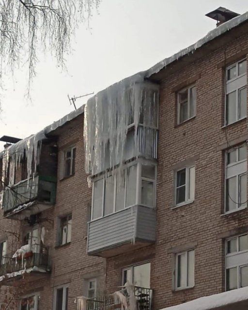 Следственные органы СК России предупреждают об опасности травмирования граждан в результате схода снега и льда с крыш зданий