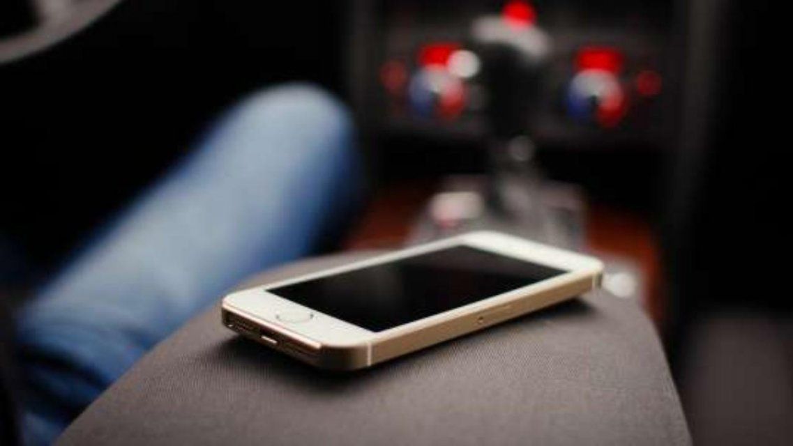 Женщина на Орловщине забыла смартфон в такси, водитель присвоил телефон себе