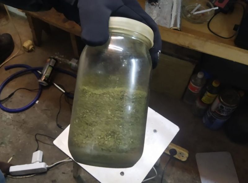 В гараже у жителя Ливенского района нашли марихуану в крупном размере