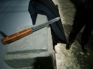 Нож и одежда на мосту: фото с места ЧП в Советском районе Орла