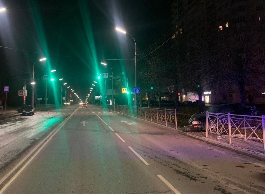В Орле на Комсомольской водитель «девятки» устроил ДТП и скрылся с места