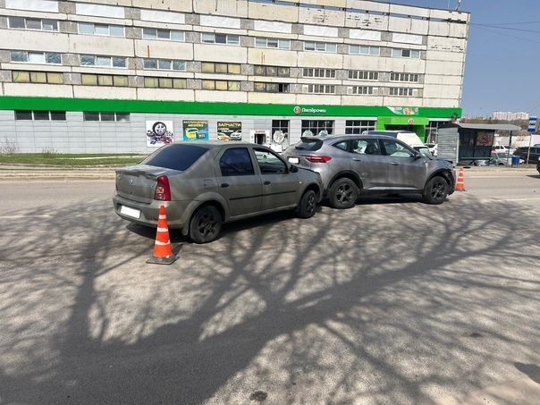 ДТП в Орле: на улице Васильевской «Renault Logan» «догнал» внедорожник «HAVAL»
