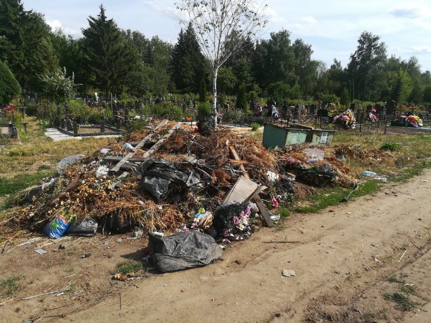Клычков недоумевает, почему мусор с орловских кладбищ вывозят разово