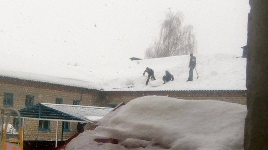 Чиновники инструктируют, как остановить эпидемию ОРВИ, а ливенские школьники почистили крышу своего учебного заведения без страховки. Новости за 90 секунд