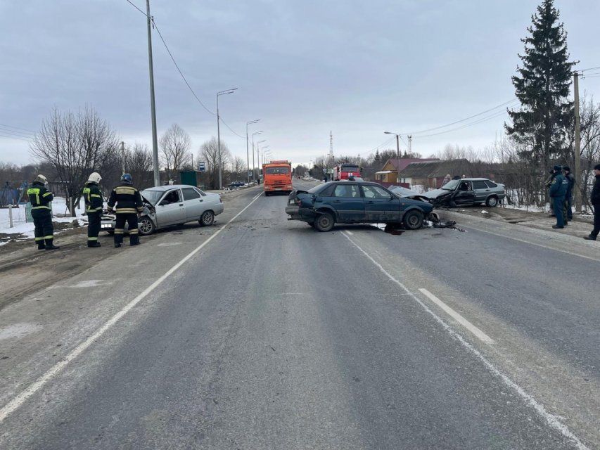 Три автомобиля и трое пострадавших: на орловской трассе не разъехались две «Лады» и иномарка