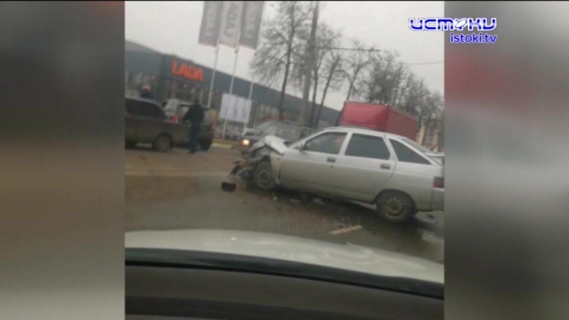 Видео: на Московском шоссе в Орле собралась пробка из-за серьезного ДТП 
