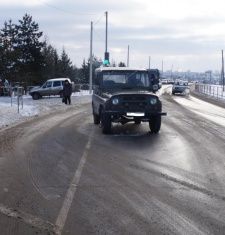 В Орловской области уазик сбил 30-летнюю женщину 