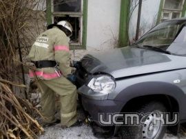 В Ливнах автомобиль врезался в дом В Ливнах автомобиль врезался в дом