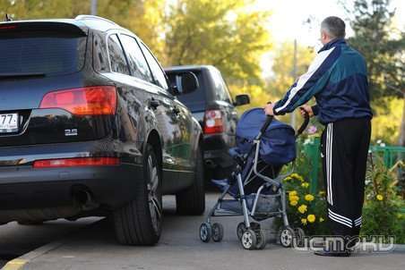 Трех автомобилистов оштрафовали из-за жалоб орловчан на парковку на тротуаре Трех автомобилистов оштрафовали из-за жалоб орловчан на парковку на тротуаре