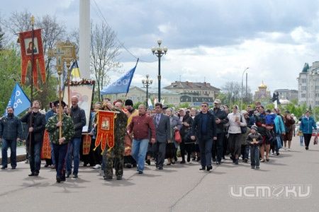 В Орле состоялся крестный ход, приуроченный к событиям на Украине В Орле состоялся крестный ход, приуроченный к событиям на Украине
