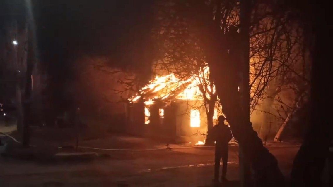 Видео: после полуночи орловчан переполошил пожар в частном секторе 