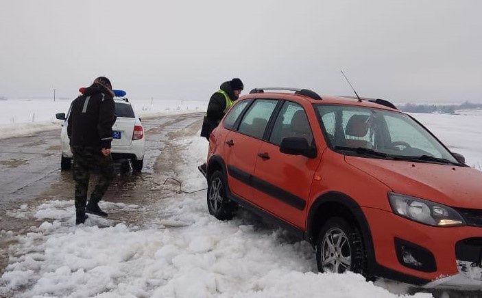 В Орловской области сотрудники Госавтоинспекции помогли водителю вытащить автомобиль из снежного вала