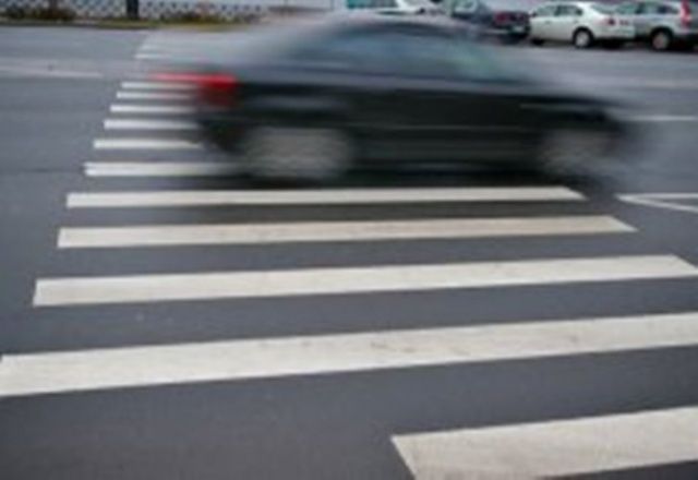 В Орле на пешеходном переходе водитель иномарки сбил маму с ребенком В Орле на пешеходном переходе водитель иномарки сбил маму с ребенком