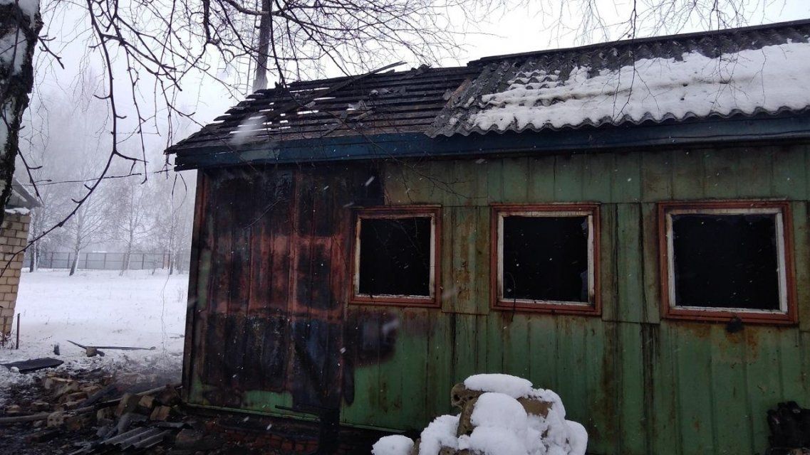 Огонь охватил бытовку в Орловской области