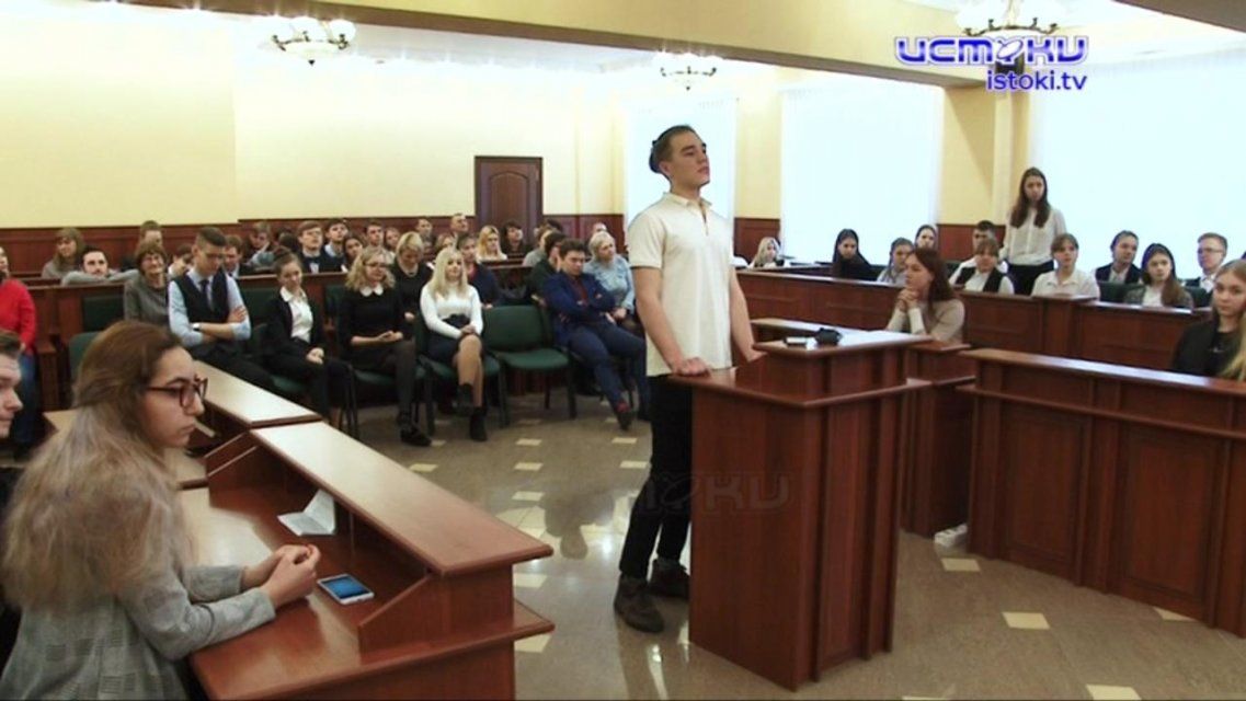 Орловские школьники в роли обвиняемых, адвокатов и присяжных: в облсуде прошел необычный урок
