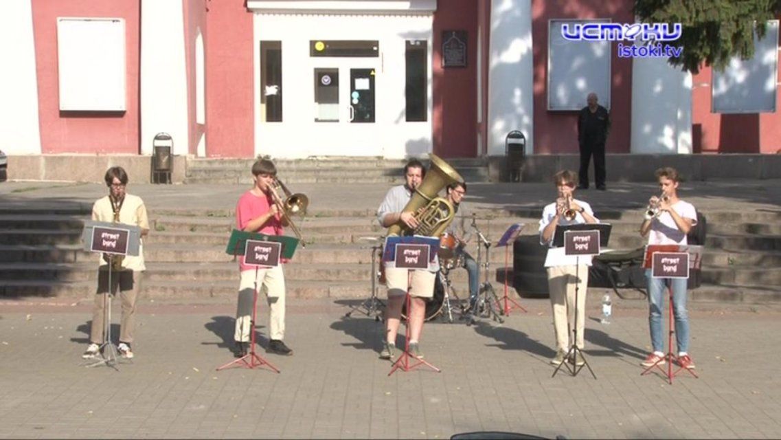 Уличное музыкальное шоу: летом орловчан радовал концертами молодой стрит-бэнд
