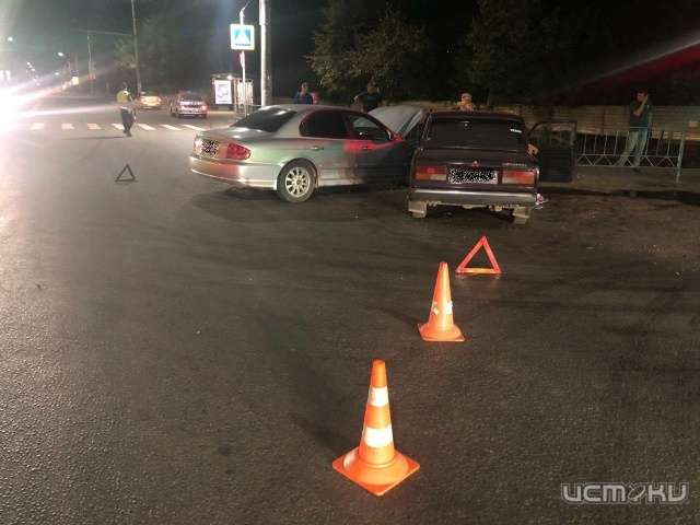 В Орле «Хендай» и «семерка» не смогли разъехаться на перекрестке В Орле «Хендай» и «семерка» не смогли разъехаться на перекрестке