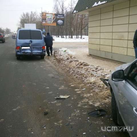 В Орле 19-летний водитель въехал в стоящий минивэн В Орле 19-летний водитель въехал в стоящий минивэн
