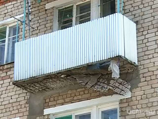 Под Орлом в одном из жилых домов обрушился балкон Под Орлом в одном из жилых домов обрушился балкон
