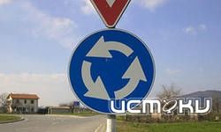 На перекрестке Михалицина и Раздольной организовано круговое движение На перекрестке Михалицина и Раздольной организовано круговое движение