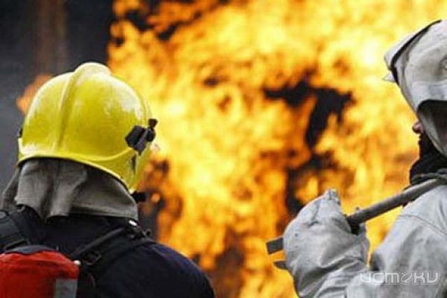 Спасатели и пожарные спешат на помощь Спасатели и пожарные спешат на помощь