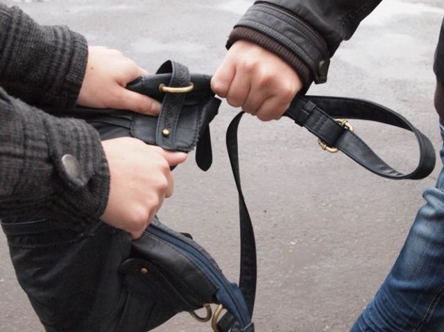 27-летняя орловчанка ограбила прохожую 27-летняя орловчанка ограбила прохожую