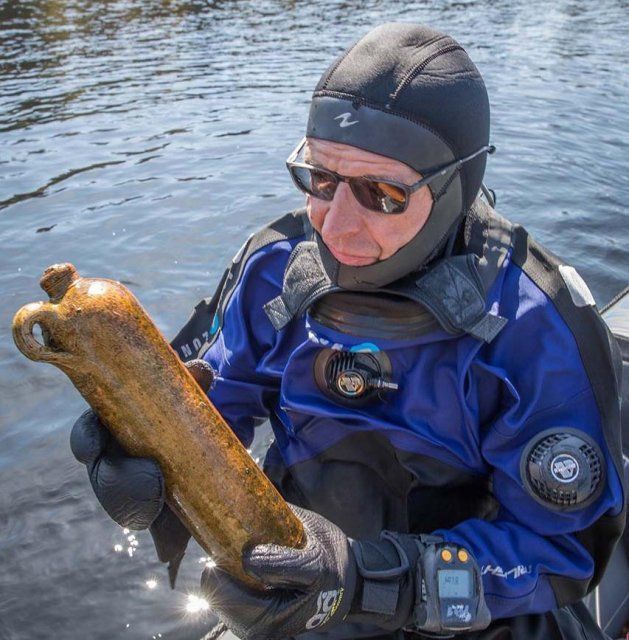 Дайверы из Орла обнаружили редкую бутылку на дне Ладожского озера