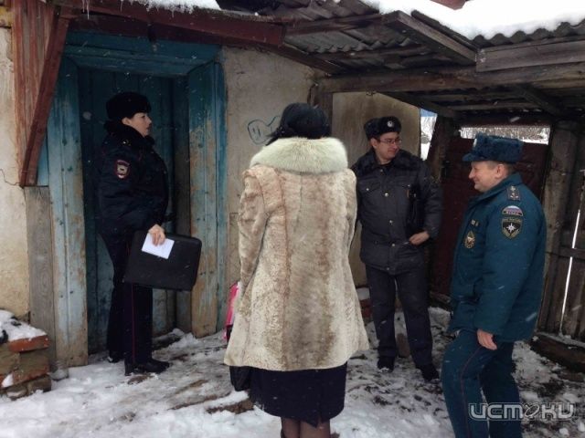 Сотрудники МЧС и полицейские обучали граждан мерам пожарной безопасности Сотрудники МЧС и полицейские обучали граждан мерам пожарной безопасности