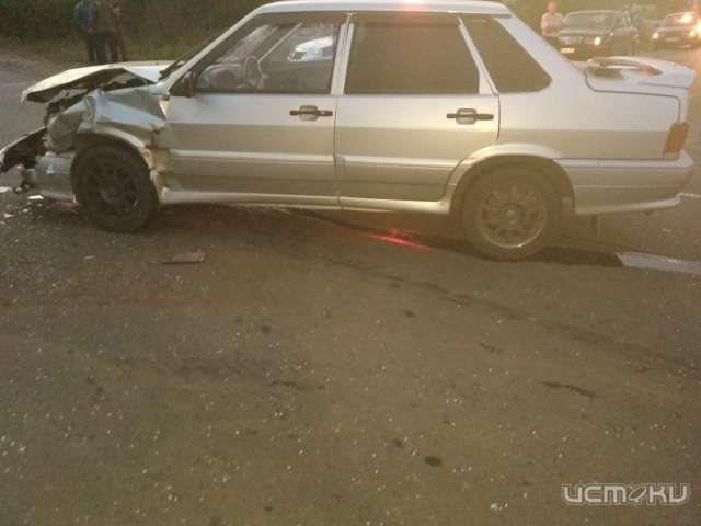 «Ока» vs «пятнашка»: в Хотынце не смогли разъехаться два ВАЗа «Ока» vs «пятнашка»: в Хотынце не смогли разъехаться два ВАЗа