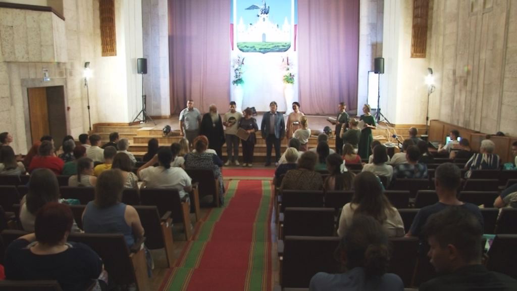 Особенным родителям орловских выпускников сказали «спасибо!». Орловчан приглашают на праздник День семьи, любви и верности, а в Нарышкинской школе-интернате избили ребенка. Об этом и не только в рубрике 