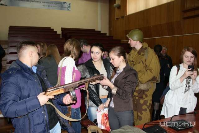 Сотрудники полиции продолжают встречаться с учениками и студентами Сотрудники полиции продолжают встречаться с учениками и студентами