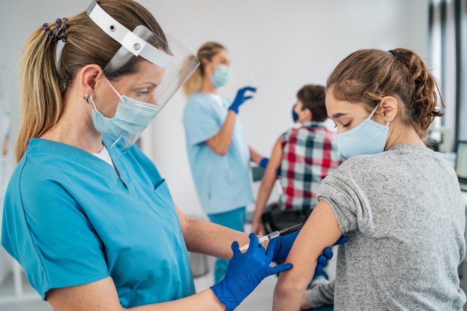 В Орловской области вакцину от ковида сделали 33 подростка
