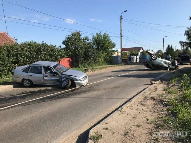 Во Мценске «Мицубиси» лег на крышу после столкновения с «Дэу» Во Мценске «Мицубиси» лег на крышу после столкновения с «Дэу»