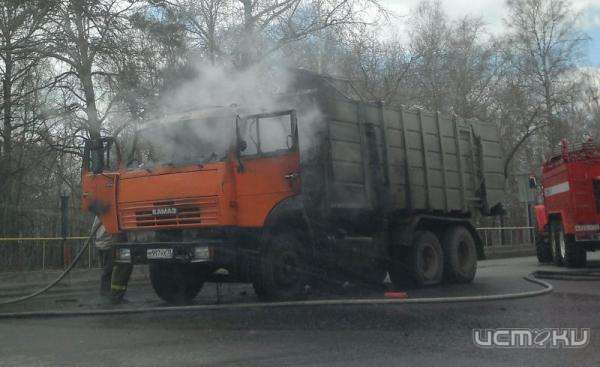 Под Орлом на дороге загорелся «КамАЗ» Под Орлом на дороге загорелся «КамАЗ»