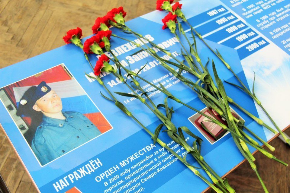 В Орле в школе в память об участнике Чеченской войны Максиме Мевлеханове открыли «Парту Героя»
