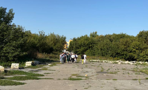 Дорога в школу школа 53 Орел опасная дорога Дорога в школу по стеклу и камням. Учащимся и родителям из школы №53 путь к знаниям тернист